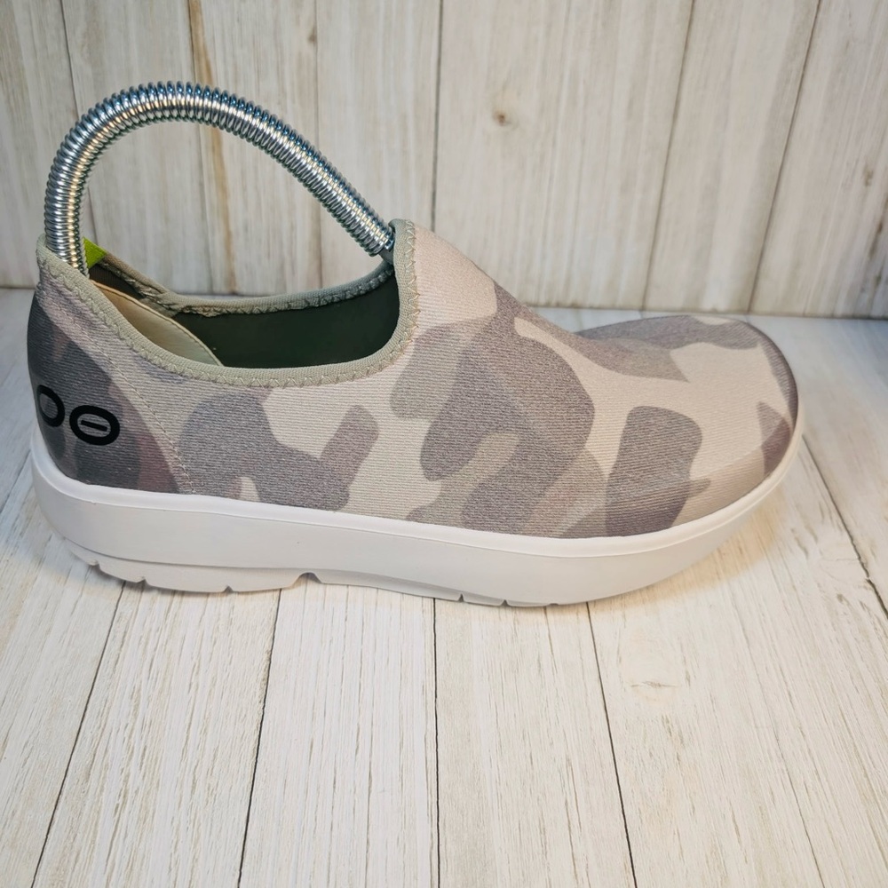 Oofos Oomg Eezee Low White/Green Camo Slip On Shoe Women’s Size 8